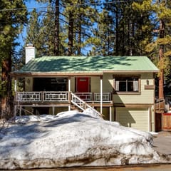 Minutes from Kings beach and Northstar with Hottub
